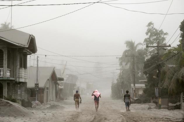 Residents living near the errupting Taal Volcano evacuate in Agoncillo, Batangas City, Philippines, January 13, 2020.  REUTERS/Eloisa Lopez