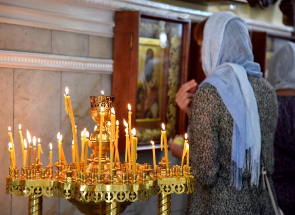 este-bine-sau-nu-sa-intri-in-biserica-atunci-cand-esti-la-menstruatie-parerile-preotilor-sunt-impartite