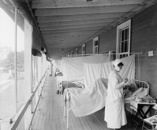 În foto: Spital de campanie în timpul gripei spaniole