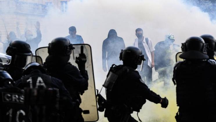 Confruntări violente cu poliția la protestul medicilor, în Paris Foto: Profimedia