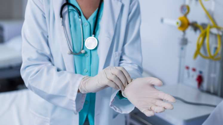 medici-spital-manusi-coronavirus-png1_-1280x720