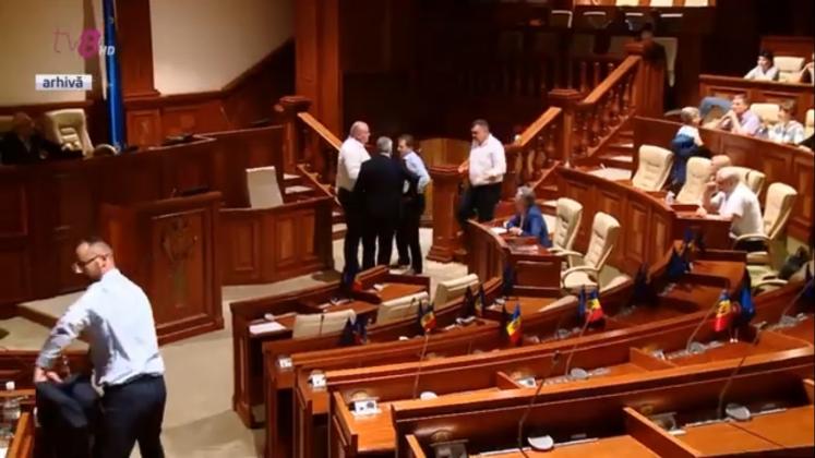 parlament1-3