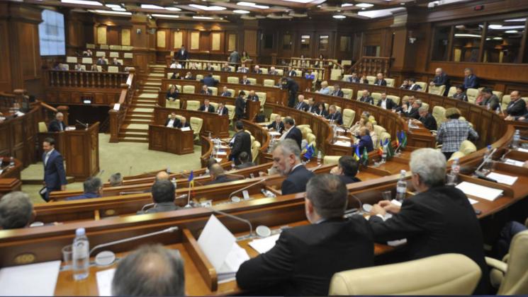democra-ii-autorii-unicei-audieri-care-a-trecut-n-parlament-s-rbu-elevii-de-la-liceul-lucian-blaga-au-stat-cu-treangul-n-g-t-51244-1541081048
