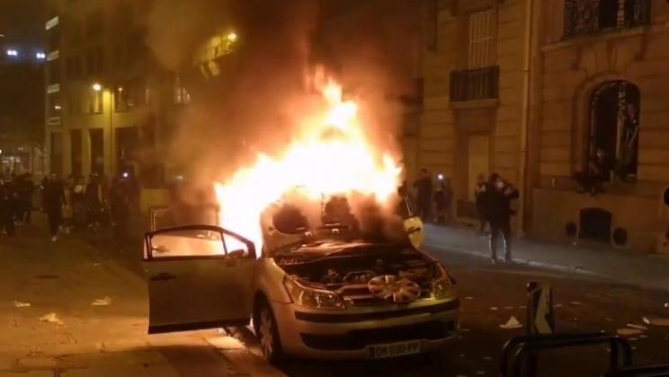 Cel puțin o mașină a fost incendiată la Paris în violențele care au izbucnit după încheierea finalei Champions League, pierdută de PSG în favoarea Bayern Munchen Foto: captură Twitter Gregoire Mandy