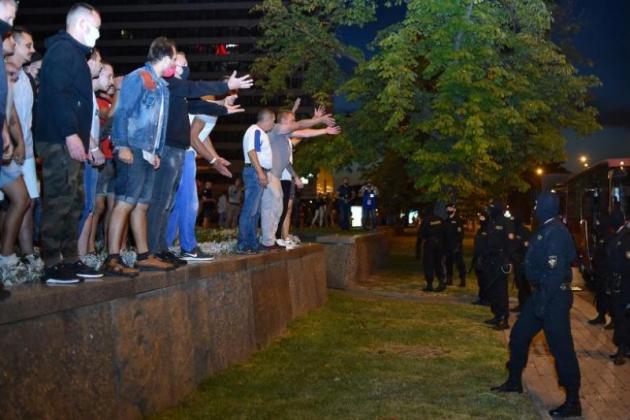 Demonstranți care înfruntă trupele OMON în protestele care au izbucnit la Minsk după încheierea scrutinului prezidențial din 9 august 2020 Foto: Profimedia