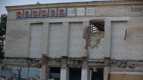 noaptea-trecuta-la-cinematograful-gaudeamus-a-fost-adusa-tehnica-pentru-demolarea-cladirii-ceban-e-o-actiune-ilegala-155527-1598262066