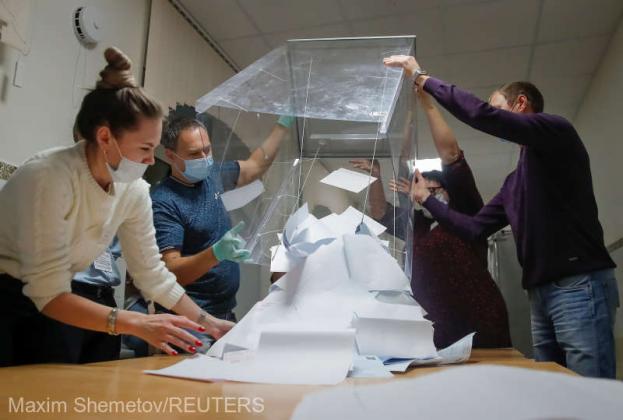 Members of a local electoral commission empty a ballot box to start counting ballots at a polling station after polls closed for municipal elections in Tomsk, Russia September 13, 2020. REUTERS/Maxim Shemetov