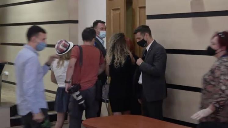 paza-lui-dodon-a-inchis-jurnalistii-in-sala-de-la-cec-si-nu-lea-permis-sai-adreseze-intrebari-video-156260-1599648640