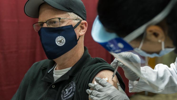 Secretarul Apărării din administrația Trump, Christopher Miller, este vaccinat împotriva Covid-19 la spitalul militar Walter Reed din Washington D. C. Foto: Getty Images