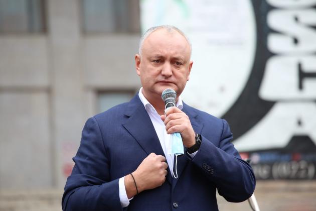 dodon-cu-pumnul-scaled