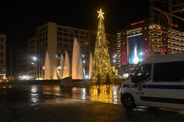 Revelion 2021. Patrule de poliție împiedică oamenii să se adune pe străzile Atenei pentru a celebra Anul Nou Foto: Guliver/GettyImages