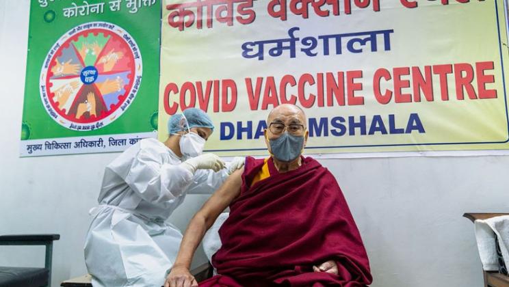 Dalai Lama s-a vaccinat la Covid-19. Foto: Profimedia Images