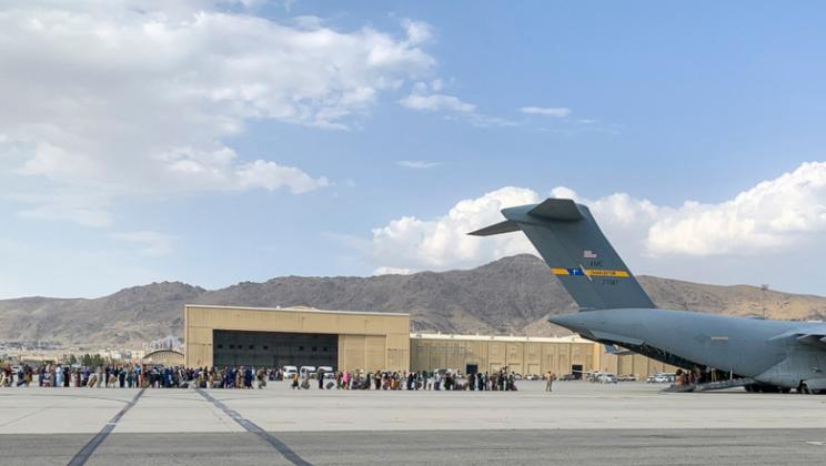 Persoane se îmbarcă la bordul unui avion militar american de transport C-17, în timpul operaţiunilor de evacuare de pe aeroportul din Kabul. Foto: Profimedia Images
