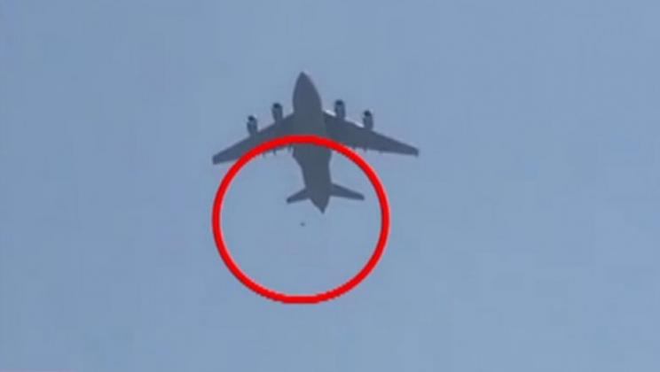 Mai mulți oameni ar fi căzut dintr-un avion care își lua zborul de pe aeroportul din Kabul. FOTO: Captură Digi24