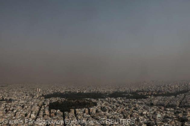 Athens covered in smoke from a wildfire burning at Varympompi suburb in suburb north of Athens, Greece, August 4, 2021. Giannis Panagopoulos/Eurokinissi via REUTERS ATTENTION EDITORS - THIS IMAGE WAS PROVIDED BY A THIRD PARTY. NO RESALES. NO ARCHIVE. GRE