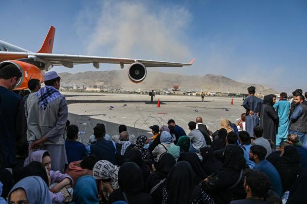Afganii au fost îndepărtați de pe pista aeroportului din Kabul. Foto: Profimedia Images