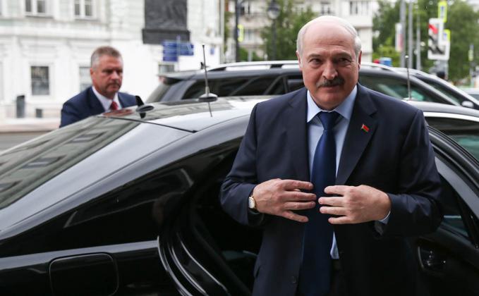 MOSCOW, RUSSIA - JUNE 29, 2017: TASS Belarus' President Alexander Lukashenko (front) seen outside the TASS Russian News Agency. Sergei Bobylev/TASS
–осси€. ћосква. 29 июн€ 2017. ѕрезидент Ѕелоруссии јлександр Ћукашенко (на первом плане) у здани€ информац