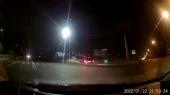 Manevră bizară într-o intersecție din Chişinău. Cum un şofer a intrat într-un indicator rutier şi l-a doborât
