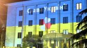 Drapelul Ucrainei și cel al NATO au fost proiectate pe o clădire a Rusiei din Georgia