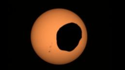 /VIDEO/ Eclipsă solară pe Marte. Ce știu astronomii despre Phobos, satelitul „condamnat la moarte” al planetei roșii