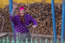 /VIDEO/ Lacrimi de bucurie pentru eroina de la Drochia a campaniei ”Bătrânii noștri”: Curtea casei s-a umplut cu daruri
