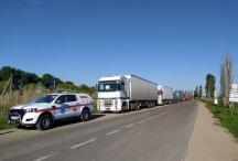 "Продолжаем поддерживать народ соседней страны". Молдова отправила восемь грузовиков гумпомощи в Украину