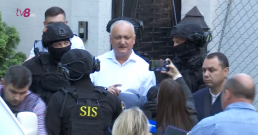 /VIDEO/ Momentul în care Igor Dodon a fost escortat de procurori. „La pușcărie!”, scandau oamenii