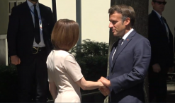 /FOTO VIDEO/ Președintele Franței a ajuns la Chișinău: Emmanuel Macron a fost întâmpinat de Maia Sandu