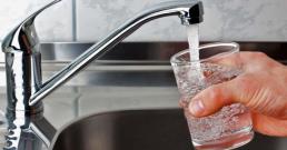 Municipalitatea îndeamnă cetățenii să utilizeze rațional resursele de apă: Furnizorul nu poate asigura un debit mai mare