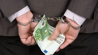 I-ar fi promis unui amic cercetat de furt că îl va scuti de pedeapsă, contra 4 mii de dolari: Un tânăr din Chișinău, reținut