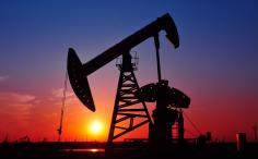 Нефть Brent подешевела до 94 долларов впервые с февраля