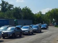 На КПП "Скулень" десятки автомобилей выстроились в очередь
