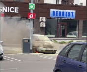 /VIDEO/ O mașină a luat foc în parcarea unui centru comercial de la Botanica: Pompieri la fața locului