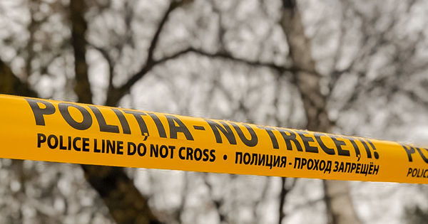 Caz terifiant în raionul Căușeni: Un bărbat și-ar fi înjunghiat mortal propria soție. Suspectul, reținut