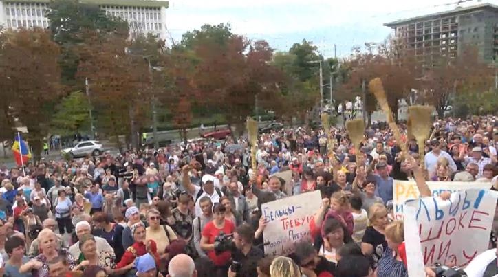 Protest cu mături la Președinție. Susținătorii PP „Șor” au ars ...