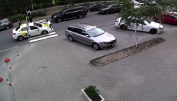 /VIDEO/ Momentul în care o femeie și doi copii sunt loviți de un taxi în timp ce trec strada: Șoferul este căutat de poliție