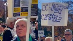 Protestează cu o pancartă în mâini, dar nu știe ce scrie pe ea: Ce spune o participantă la protestul organizat de Partidul Șor