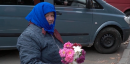 Пожилые люди торгуют на улицах, чтобы заработать на лекарства, продукты и оплату услуг 