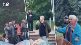 „Viața trece, totu-i trecător”: Scările din fața Parlamentului s-au „transformat” în scenă pentru „concertul” protestatarilor
