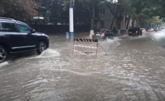 /VIDEO/ Ploaie torențială la Soroca: Mai multe străzi, inundate de apa care a ajuns aproape la genunchi