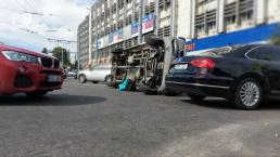 O mașină s-a răsturnat în urma unui accident produs la sensul giratoriu din Piața Dimitrie Cantemir