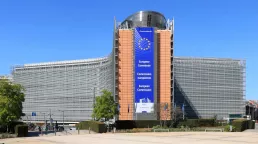 Un plic cu pudră albă, găsit în sediul Comisiei Europene: Ursula von der Leyen, evacuată din clădire