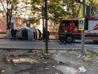 Accident în centrul Chișinăului: O mașină s-a răsturnat după ce s-a ciocnit cu un alt automobil