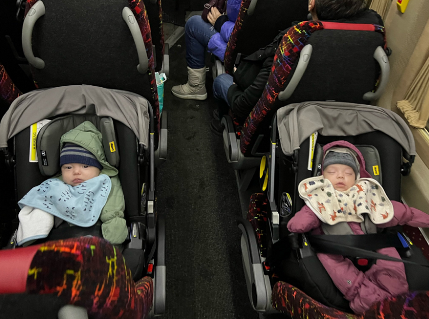Doi bebeluși americani, născuți de o mamă surogat din Donbasul ucrainean, evacuaţi dintr-un orfelinat din Sankt Petersburg 