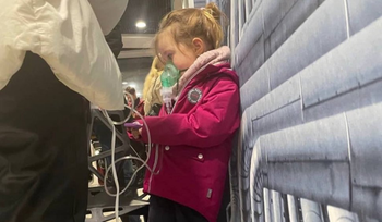 Imagine virală: O fetiță și-a conectat inhalatorul la generatorul unei benzinării din Kiev