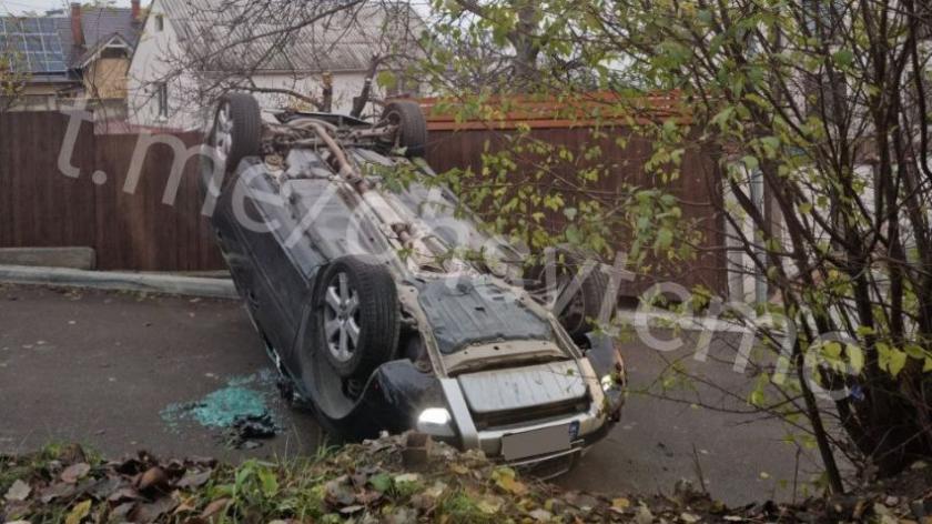 /VIDEO/ Accident grav în sectorul Botanica: Un șofer s-a răsturnat cu mașina într-o zonă rezidențială