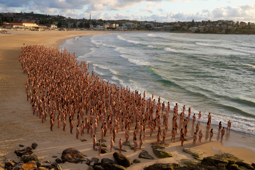 Mii de australieni au pozat nud pe o plajă din Sydney: Care este scopul acestei sesiuni fotografice