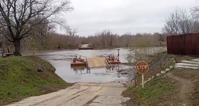 /VIDEO/ Nivelul apei în Nistru a crescut: Podul plutitor de la Tiraspol, inundat