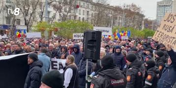 Полиция просит организаторов митинга у Генпрокуратуры освободить проезжую часть 