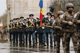 /VIDEO/ Defilarea militarilor din R. Moldova sub Arcul de Triumf de Ziua Națională a României: Cine a purtat drapelul